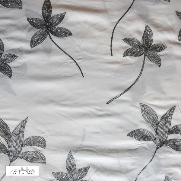 Broderie gebroken wit met zilveren bloemen